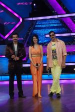 Akshay Kumar on the sets of Dance India Dance to promote Rowdy Rathore in Famous Studio on 10th April 2012 (33).JPG